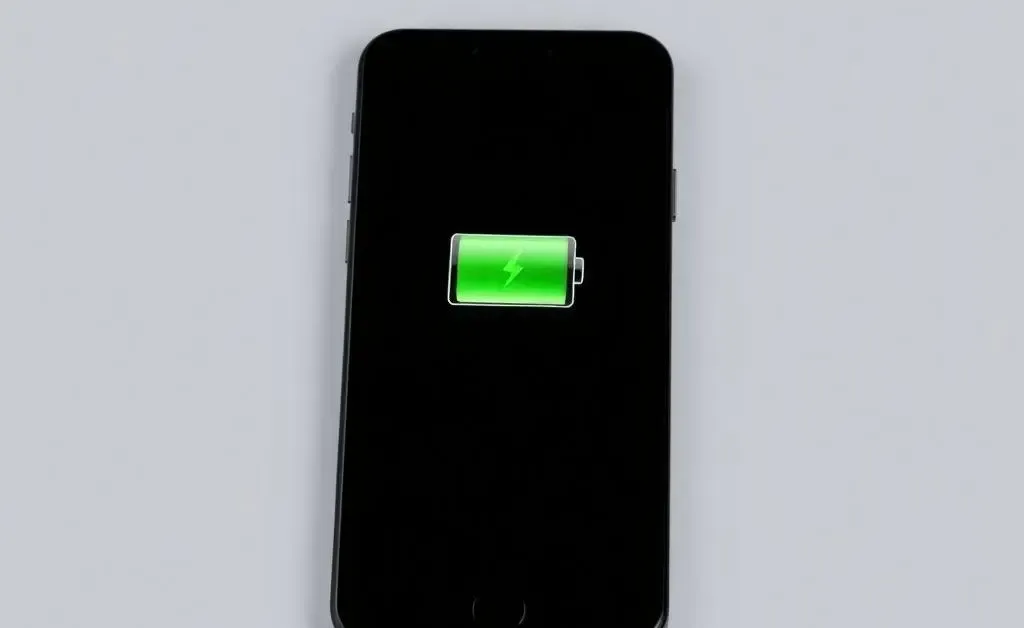 Smartphone with a battery icon showing a long-lasting charge due to dark mode