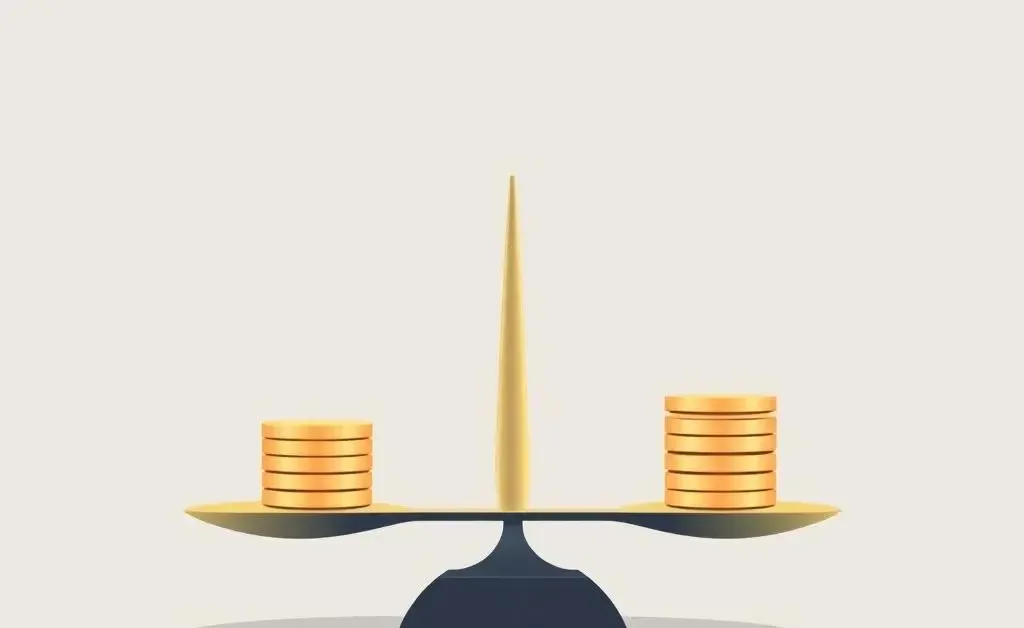 Scale balancing low-risk and high-risk investments