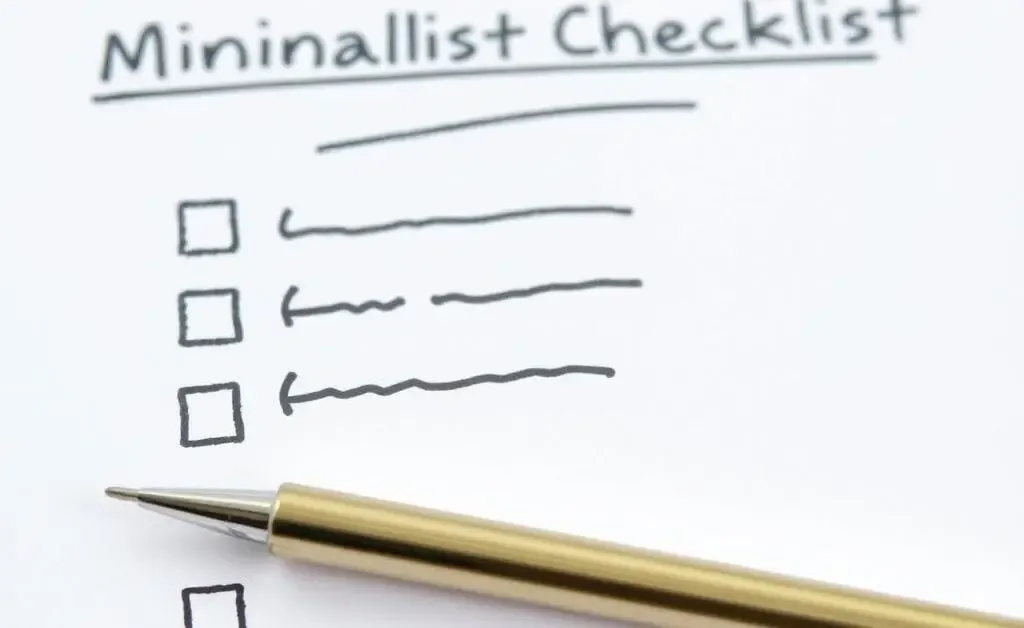 Minimalist checklist of tips to avoid PMI with a pen resting on top.